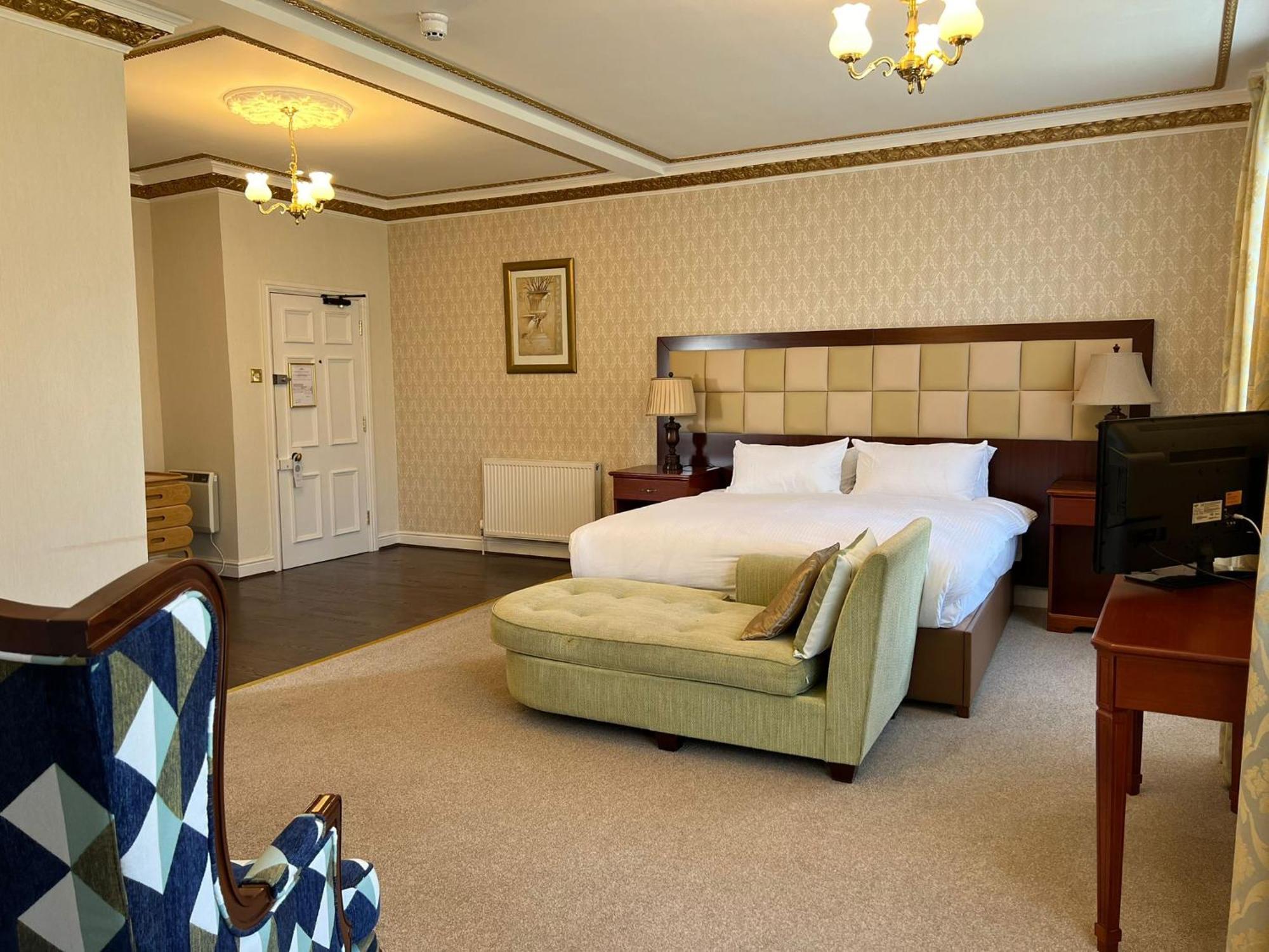 Botleigh Grange & 3*